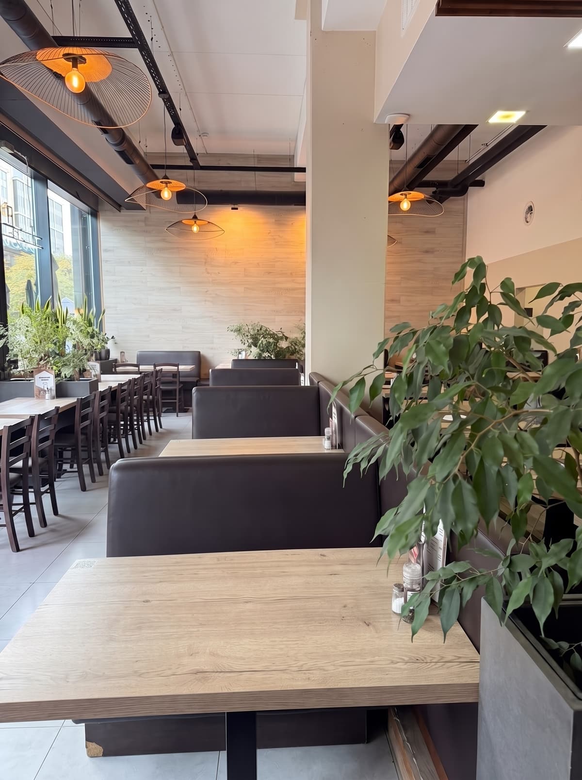 La salle arrière et ses banquettes
