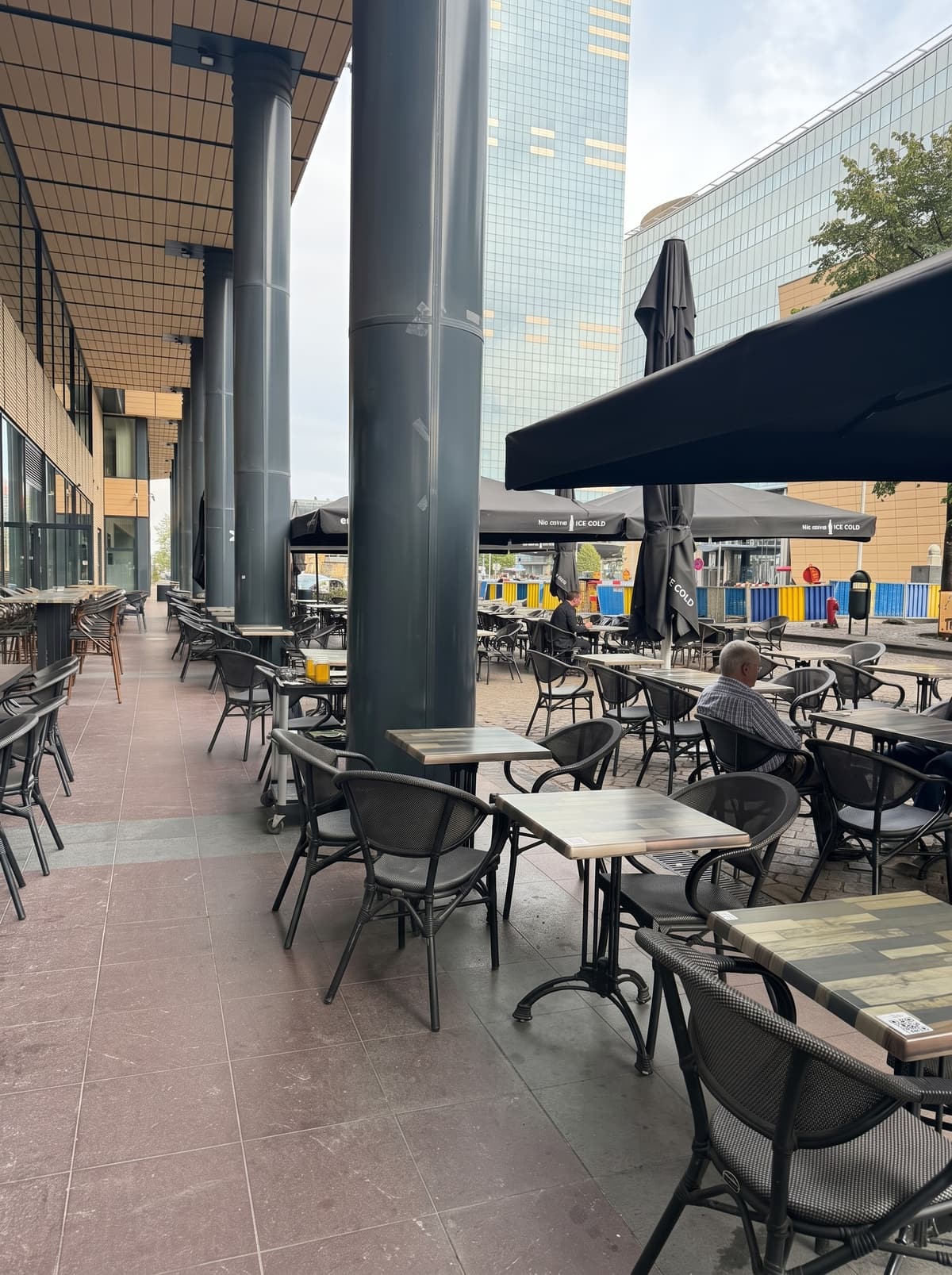 La terrasse entre les colonnes, vue sur la place
